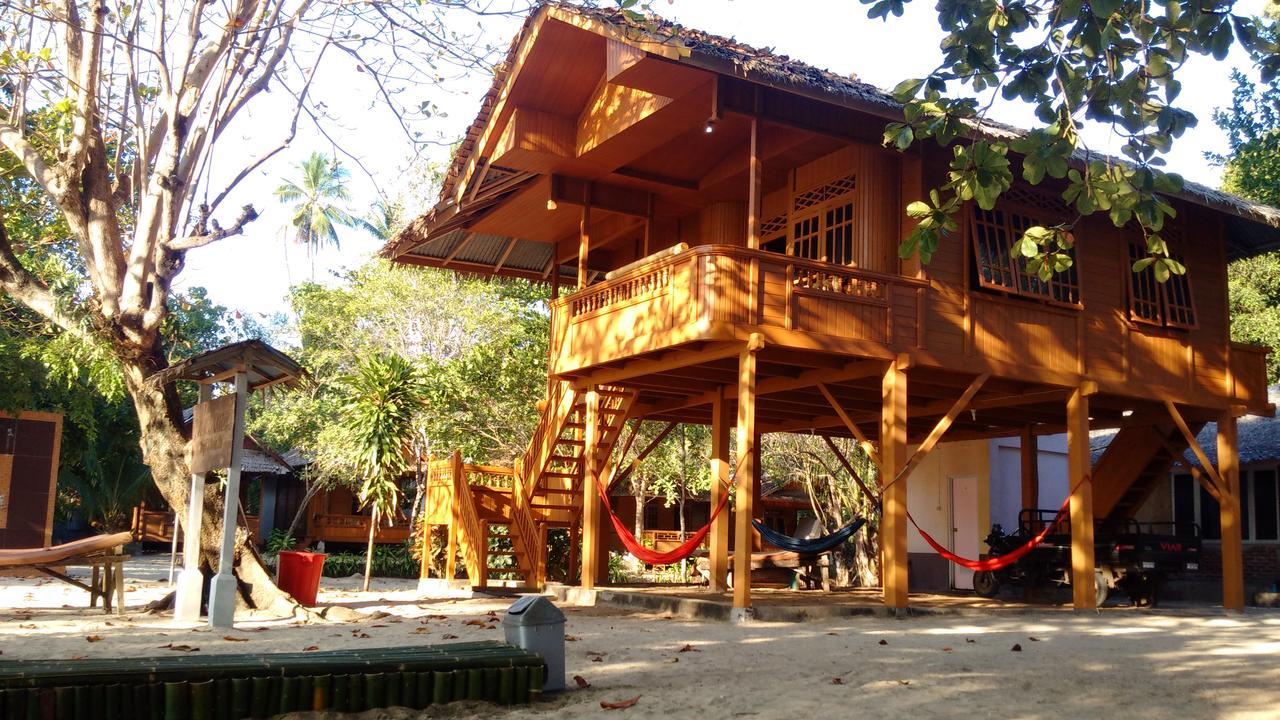 Jonaths Cottage Bunaken Exteriör bild