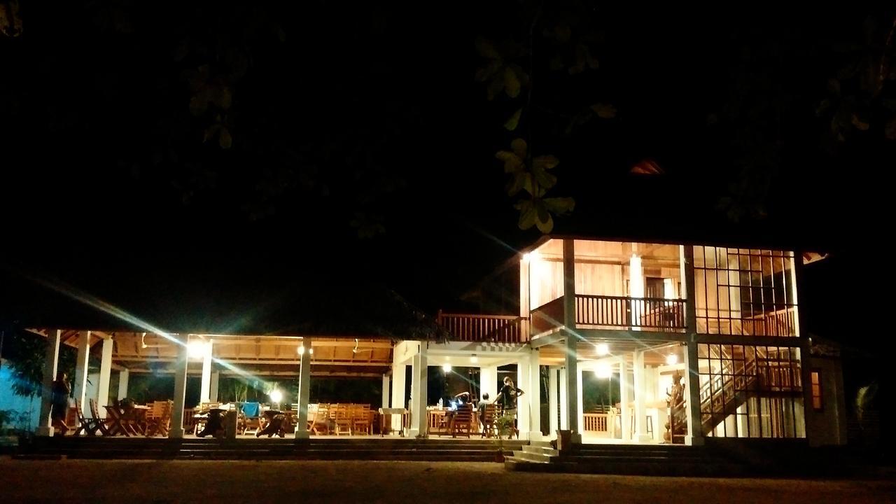 Jonaths Cottage Bunaken Exteriör bild