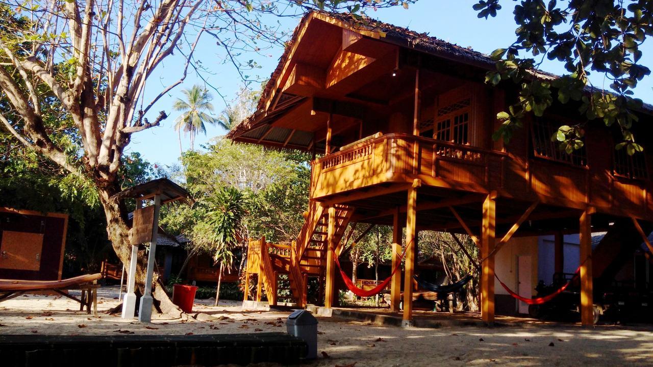 Jonaths Cottage Bunaken Exteriör bild