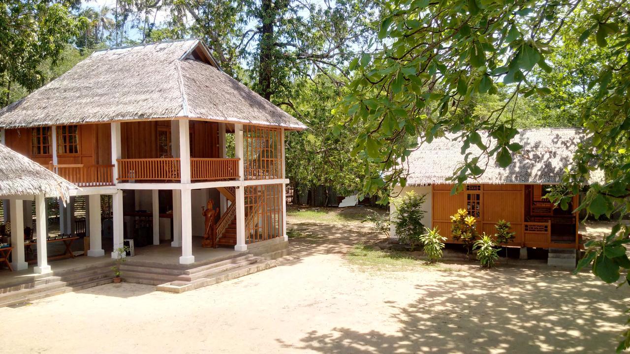Jonaths Cottage Bunaken Exteriör bild